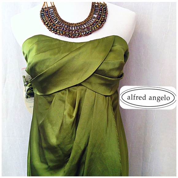 Alfred Angelo Dresses & Skirts - NWT Alfred Angel Stunning Strapless Formal -HP-!!!